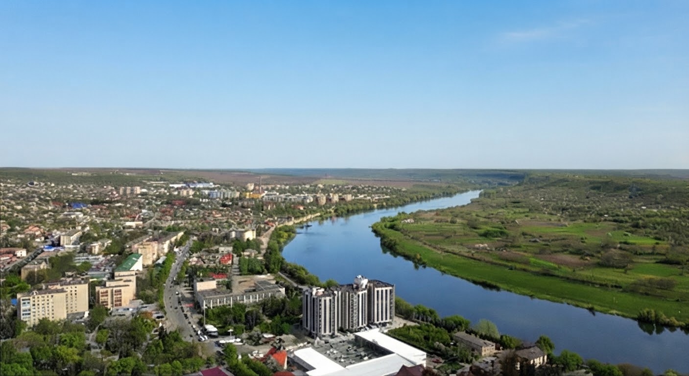 Soroca și râul Nistru, vedere aeriană — fotografie reală