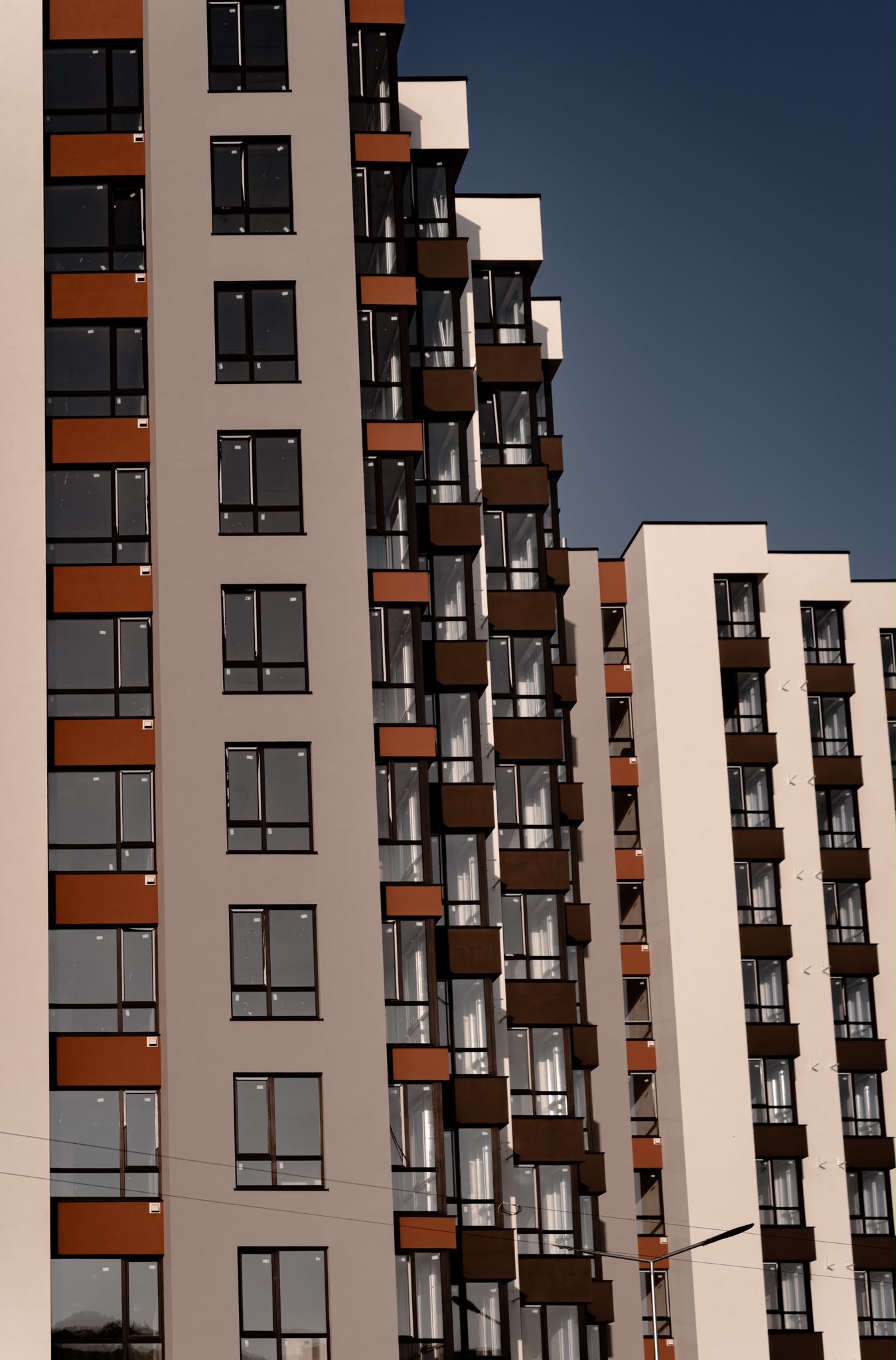 Detaliu fațadă, bloc pe str. Grigore Vieru 2 — fotografie reală