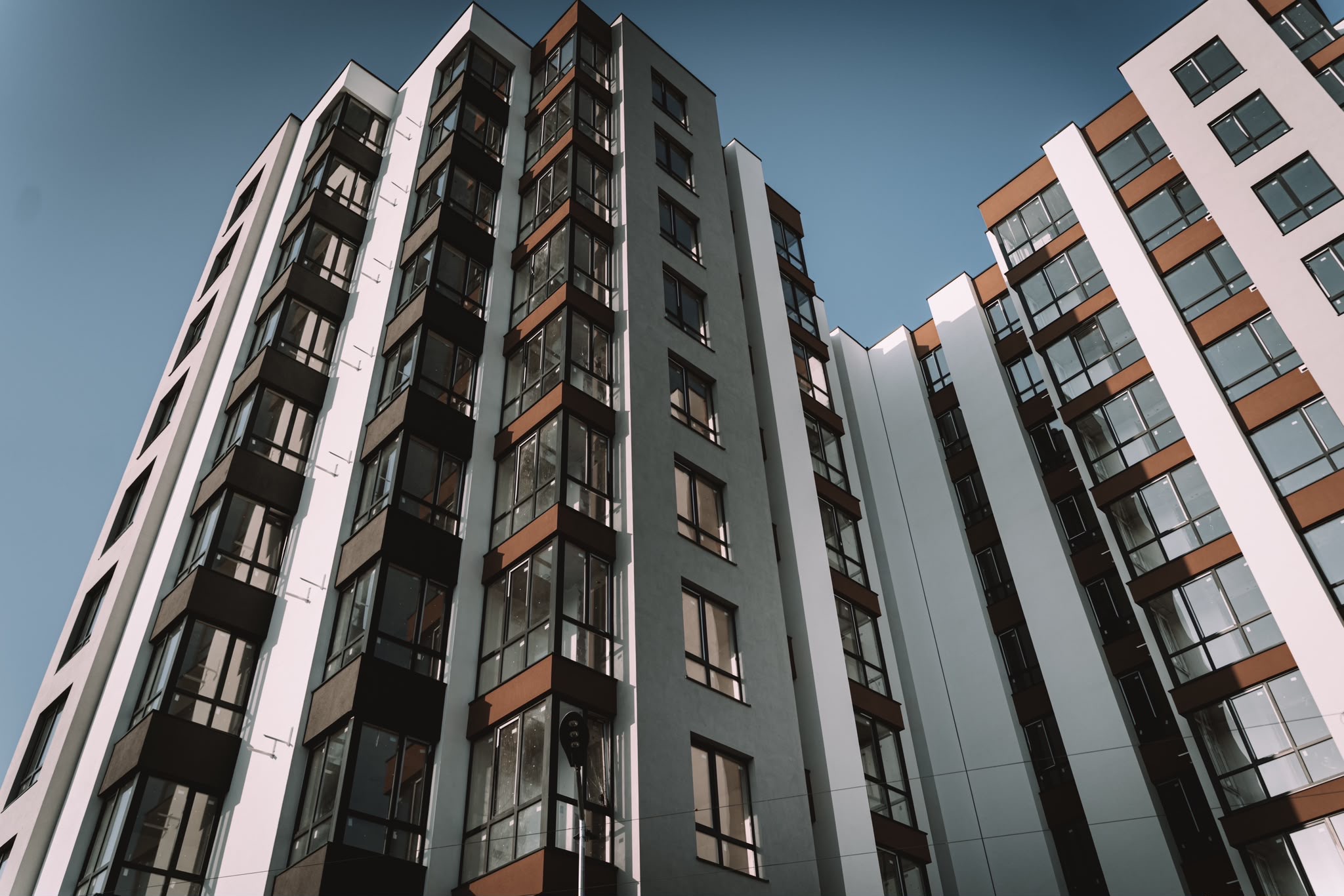 Blocurile de pe str. Grigore Vieru 2, unul lângă altul — fotografie reală
