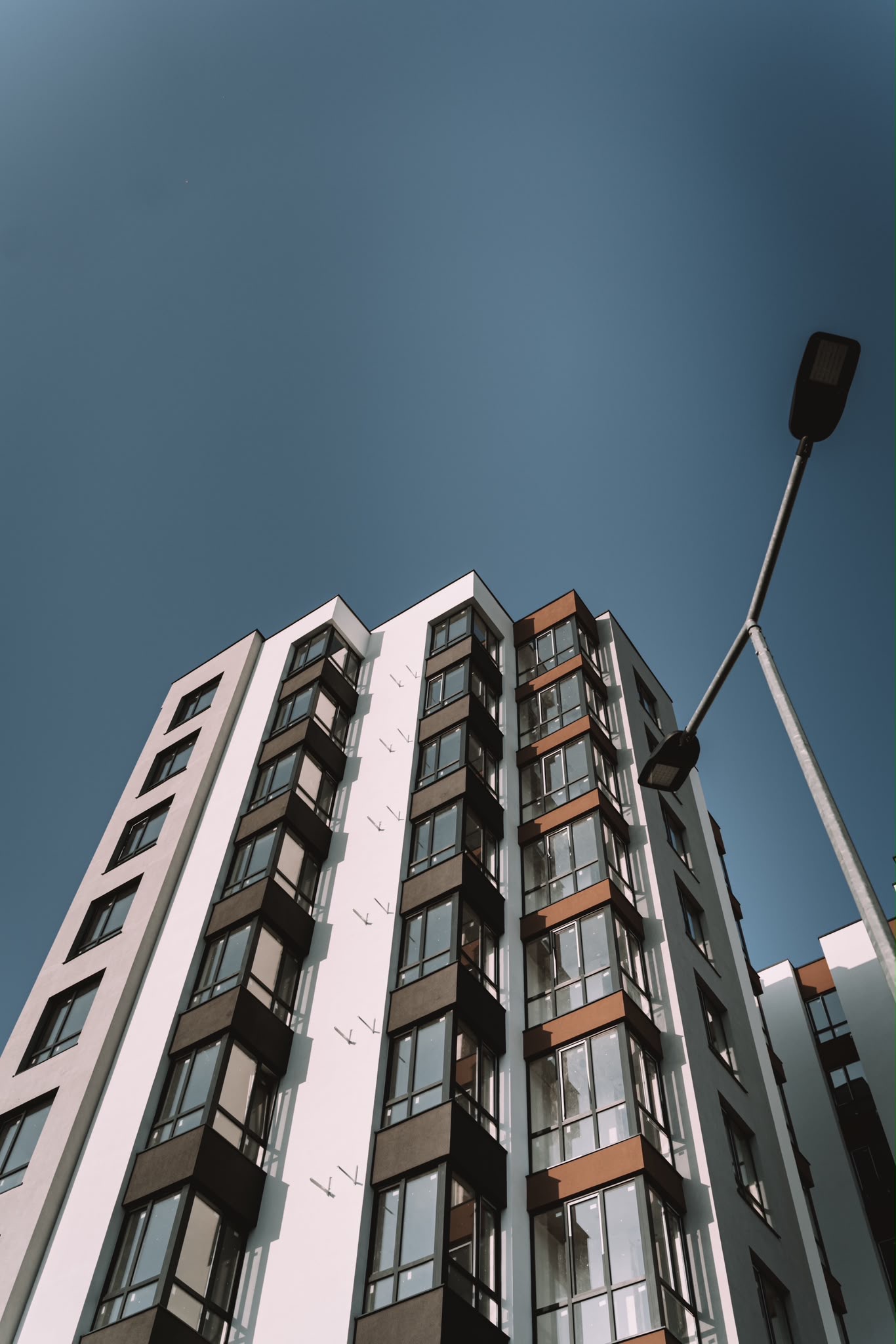 Fațada blocului pe str. Grigore Vieru 2, unghi lateral — fotografie reală